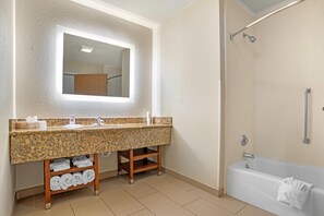高級寢具、舒適加層、書桌、筆電工作空間