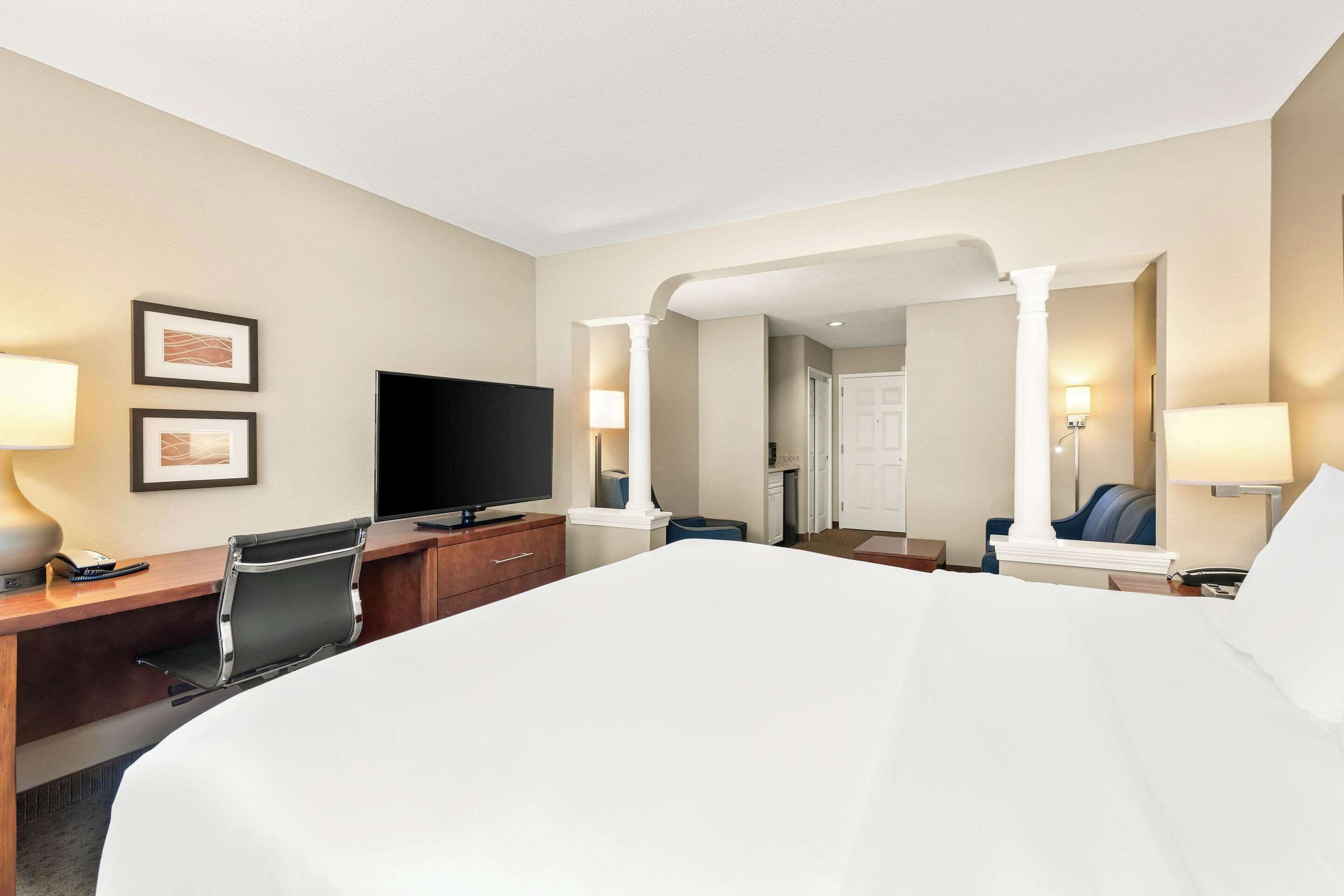 suite, 1 king bed | premium bedding, in-room safe, desk, iron/ironing board