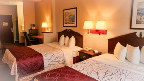 豪華套房, 2 張加大雙人床, 非吸煙房 | 1 間睡房、書桌、熨斗/熨衫板、免費 Wi-Fi