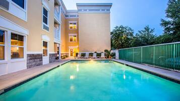 Una piscina al aire libre de temporada