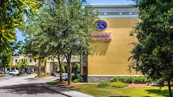 Un hotel con un letrero que dice "Comfort Suites" y un logotipo encima.