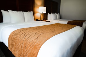 Quarto standard, 2 camas Queen, para não fumantes | Roupas de cama premium, edredons de pluma, cortinas blackout