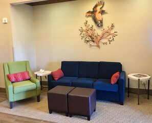 Lobby sitting area - Comfort Inn & Suites Custer - Crazy Horse Area (Custer)