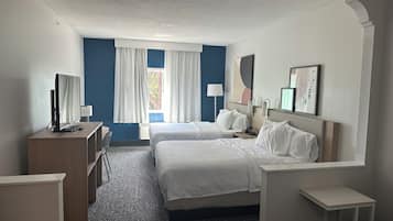 Kamer, 2 queensize bedden | Een kluis op de kamer, een bureau, een strijkplank/strijkijzer