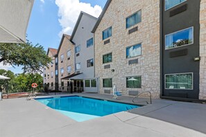 Seasonal outdoor pool - Spark by Hilton Round Rock (Round Rock)