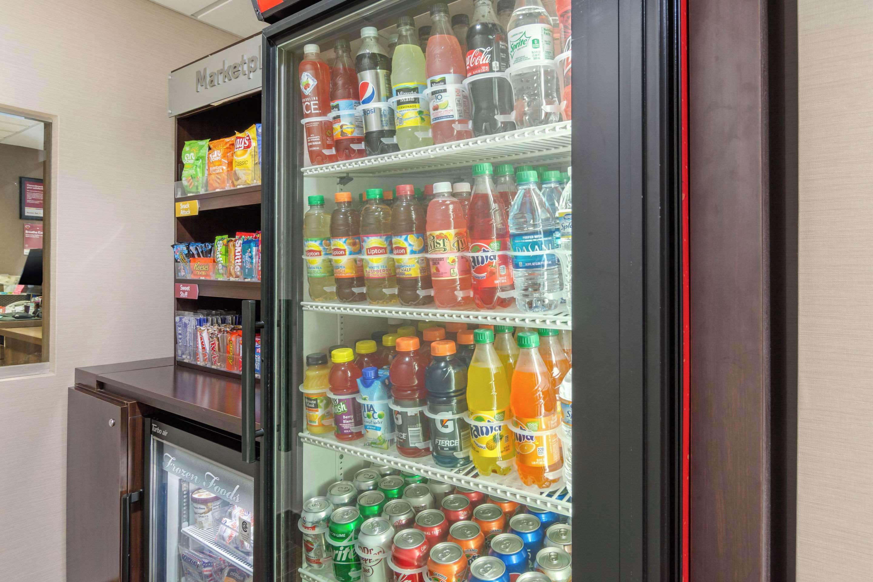 En automat fyldt med forskellige drikkevarer og snacks.