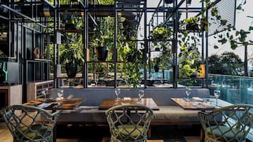 2 restauranter, der serverer morgenmad, frokost og aftensmad