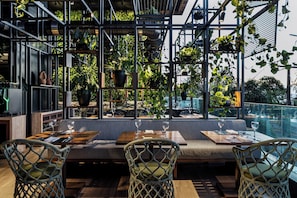 2 restaurants; breakfast, lunch and dinner served 
