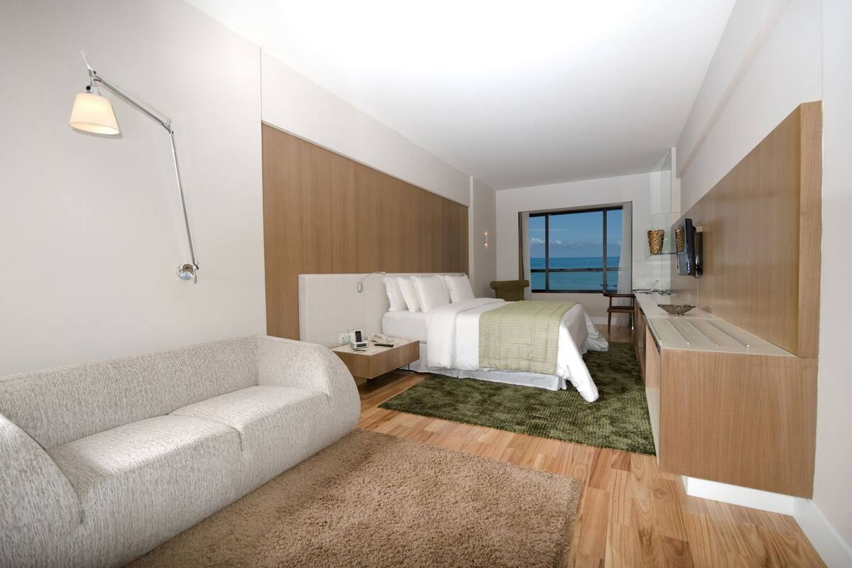 Minibar, in-room safe, individually decorated, individually furnished