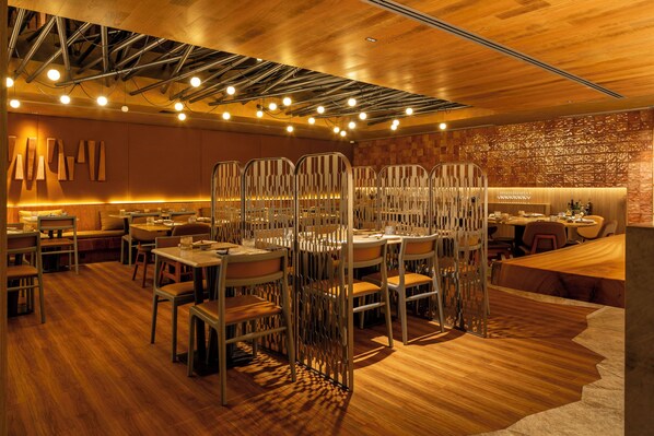 Hi ha 2 restaurants i s'hi serveixen esmorzars, dinars; plats de sushi