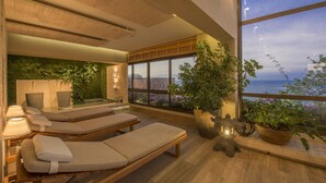 A modern spa with wooden floors, large windows, and a view of the sea. - Hotel Gran Marquise (Fortaleza)