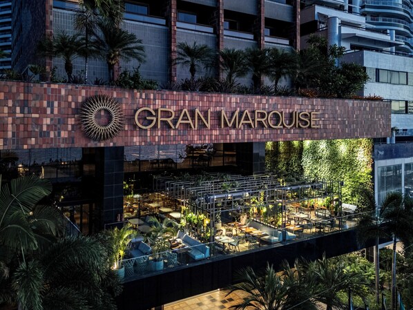 2 restaurants; breakfast, lunch and dinner served 