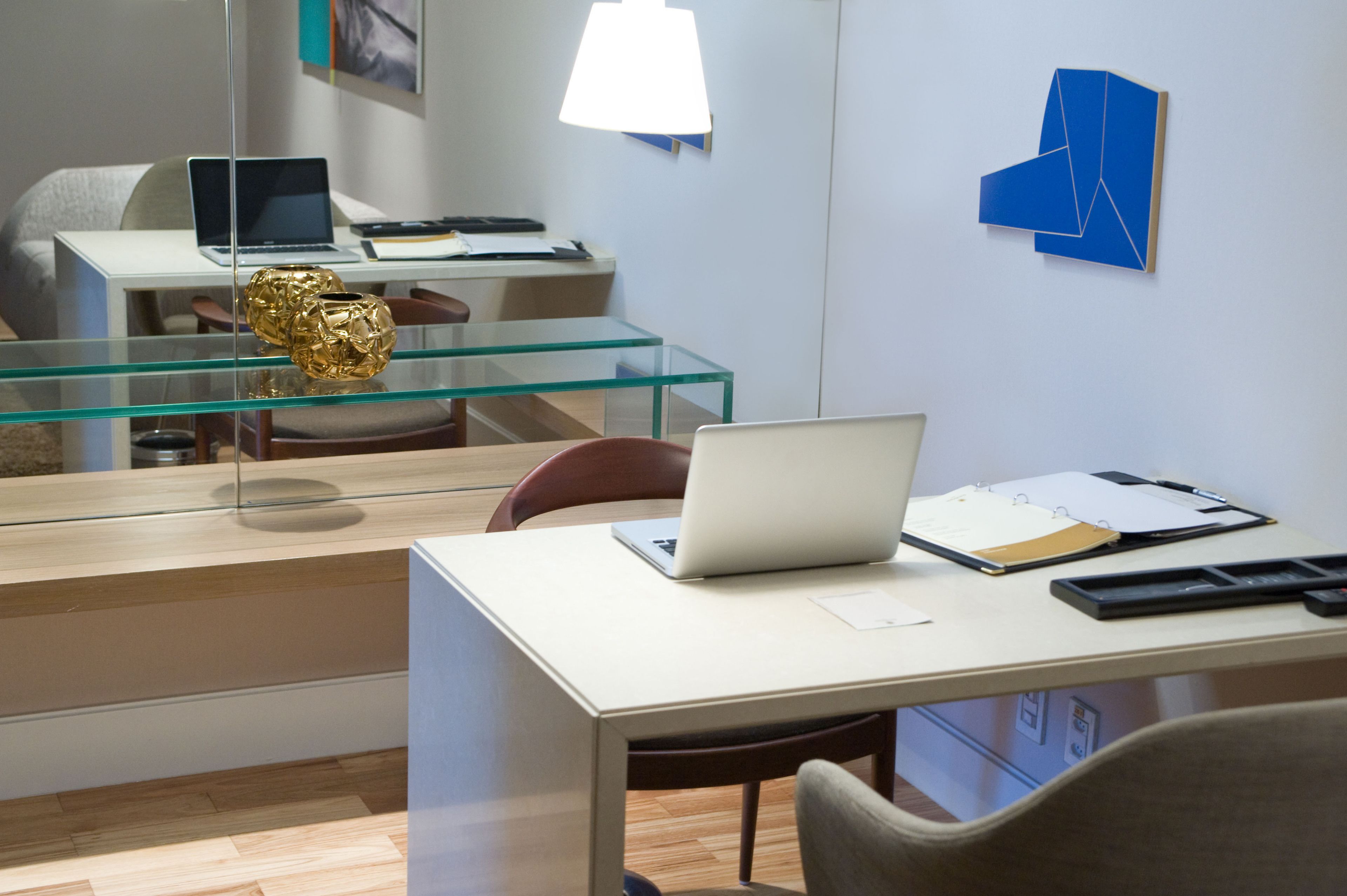 suite junior gran class | in-room business centre