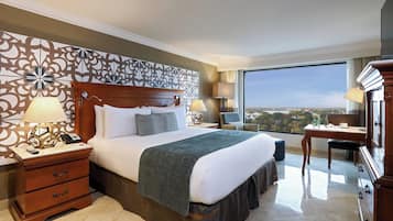 Bộ đồ giường cao cấp, minibar, két bảo mật tại phòng, bàn