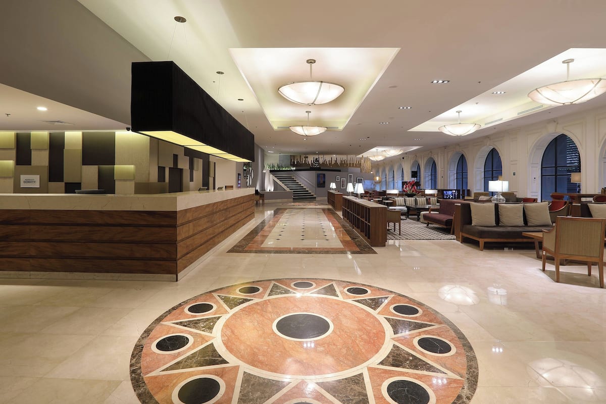 Club Room, 1 King Bed | Lobby lounge