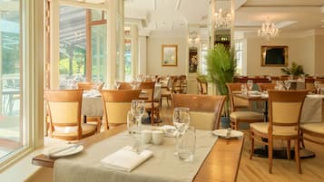 2 restaurants, breakfast served