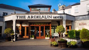 Exterior del Hotel Ardilaun, con una entrada destacada, un bistró y plantas en macetas.