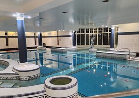 Una piscina cubierta