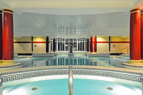 Una piscina cubierta. The Ardilaun Hotel