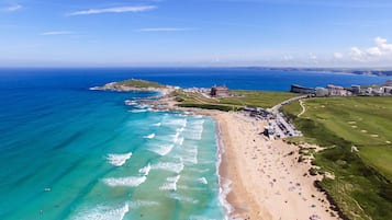 Sulla spiaggia, surf