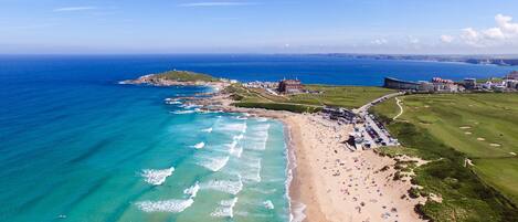 Sulla spiaggia, surf