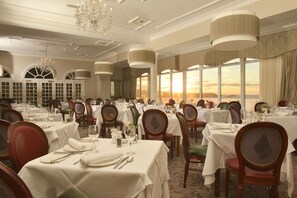 4 restaurants, breakfast, lunch, dinner served; British cuisine 