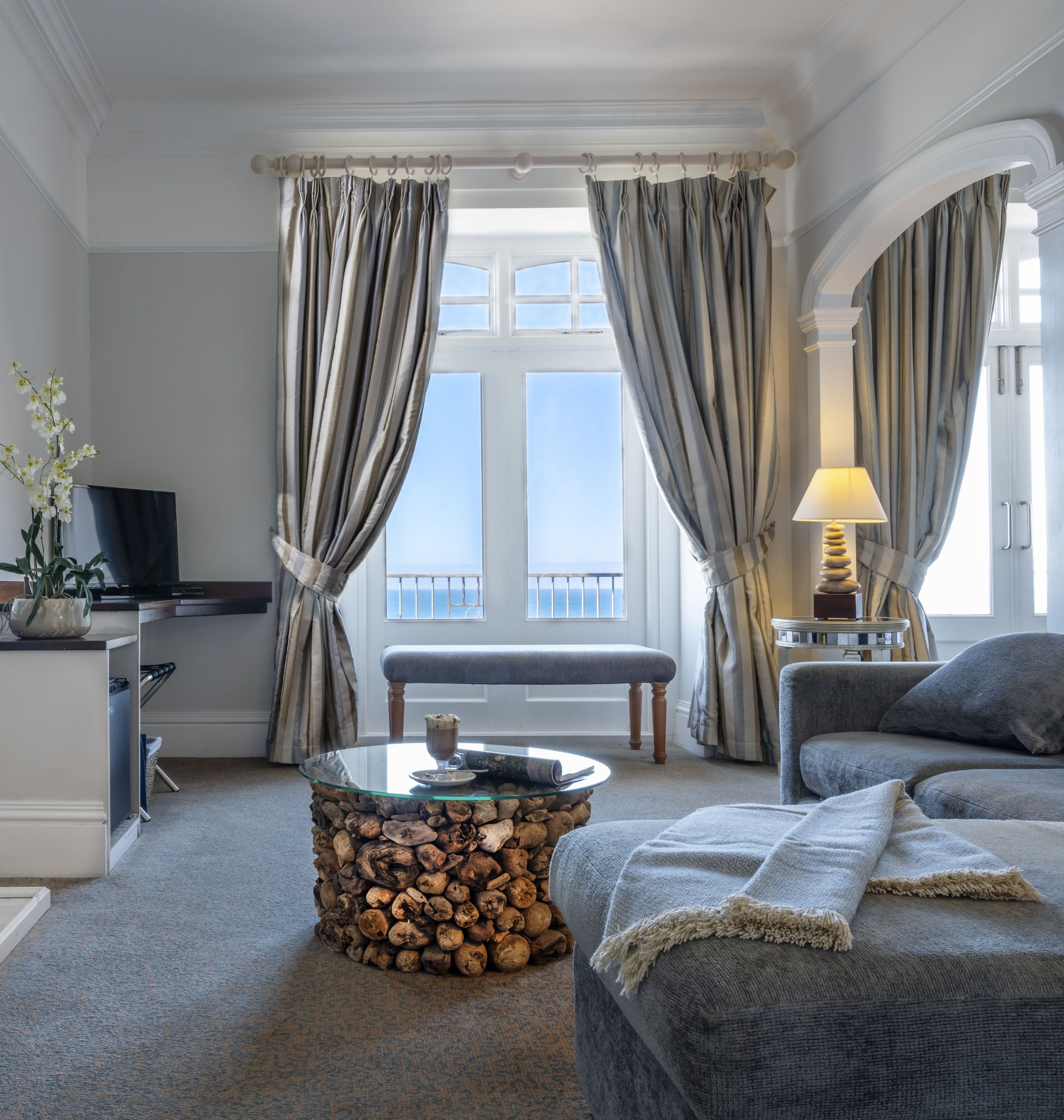 Suite, Balcony | Living area | Flat-screen TV