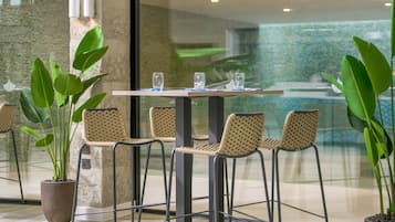 4 restaurants servant le petit déjeuner, spécialités Cuisine anglaise