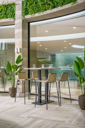 4 restaurants servant le petit déjeuner, spécialités Cuisine anglaise