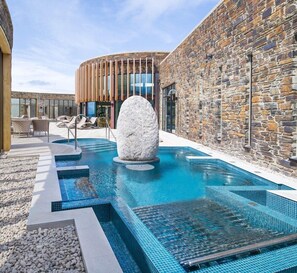 7 piscines couvertes, piscine extérieure, parasols de plage