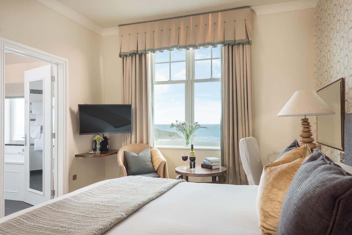 premium bedding, in-room safe, wifi