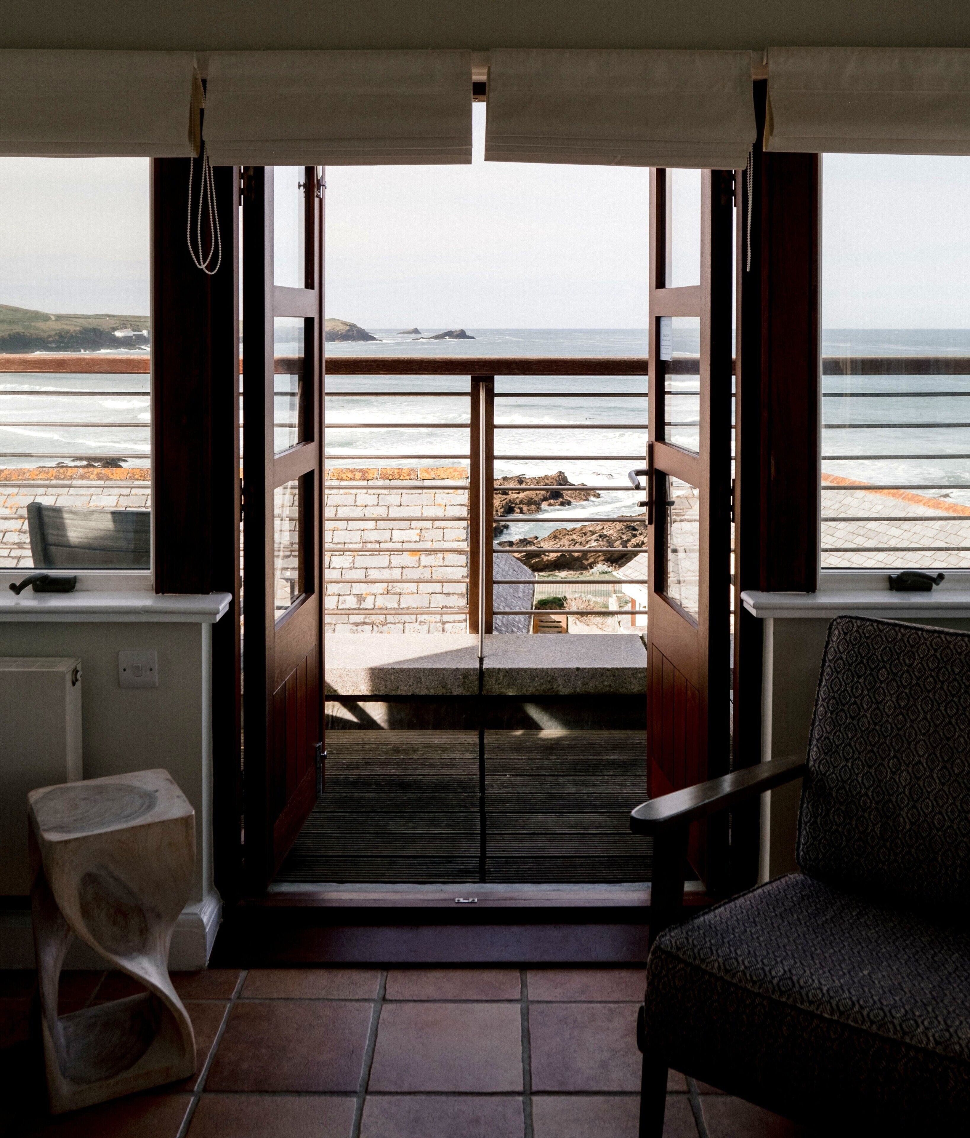 Room (Mariners 2) | Living area | Flat-screen TV