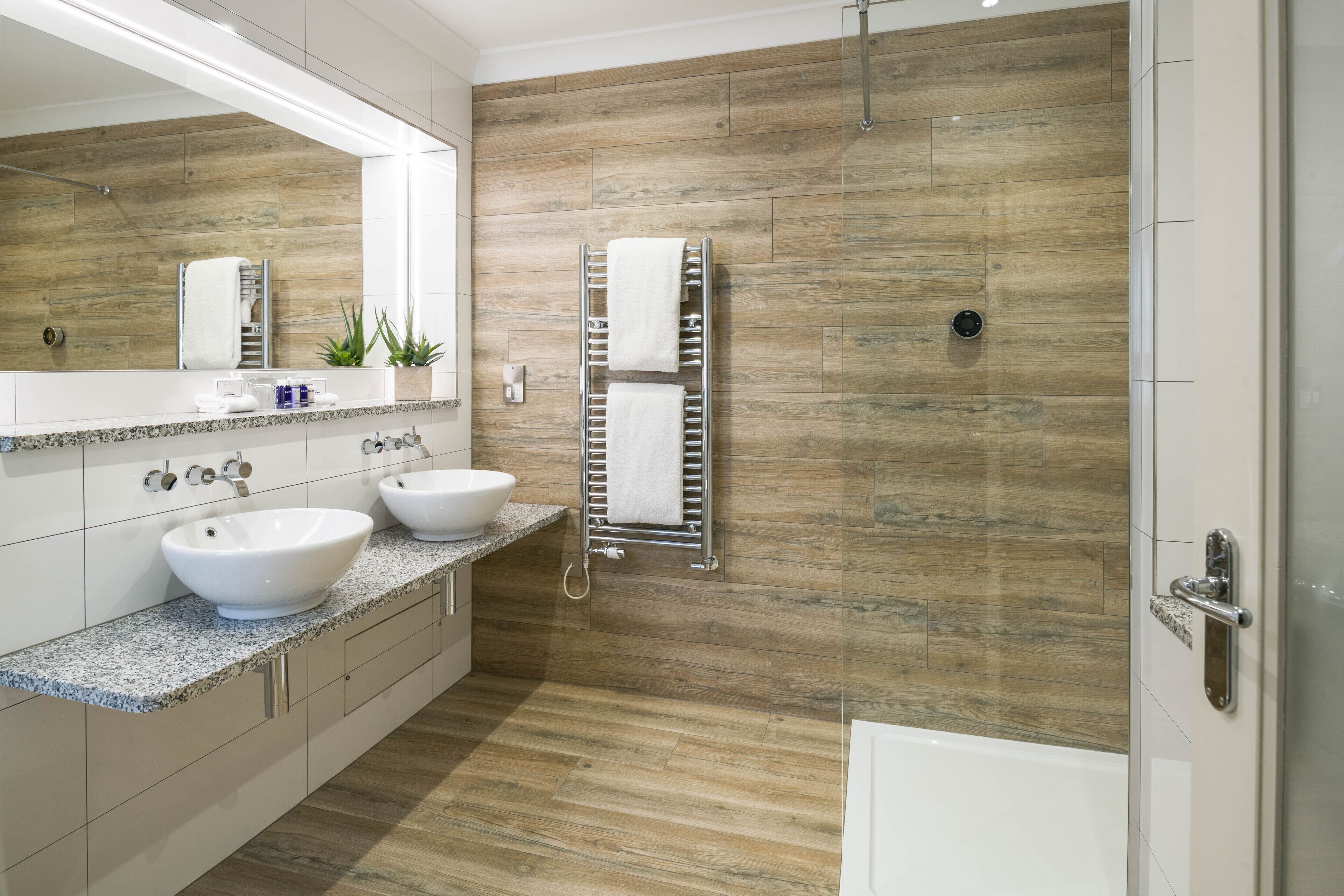 internal double or twin room, 1 double or 2 twin beds | bathroom | combined shower/bathtub, free toiletries, hair dryer, bathrobes