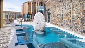 7 piscines couvertes, piscine extérieure, parasols de plage