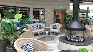 4 restaurants; breakfast, lunch, dinner, and brunch served