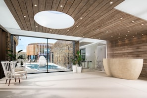 7 Innenpools, Außenpool, Sonnenschirme, Liegestühle