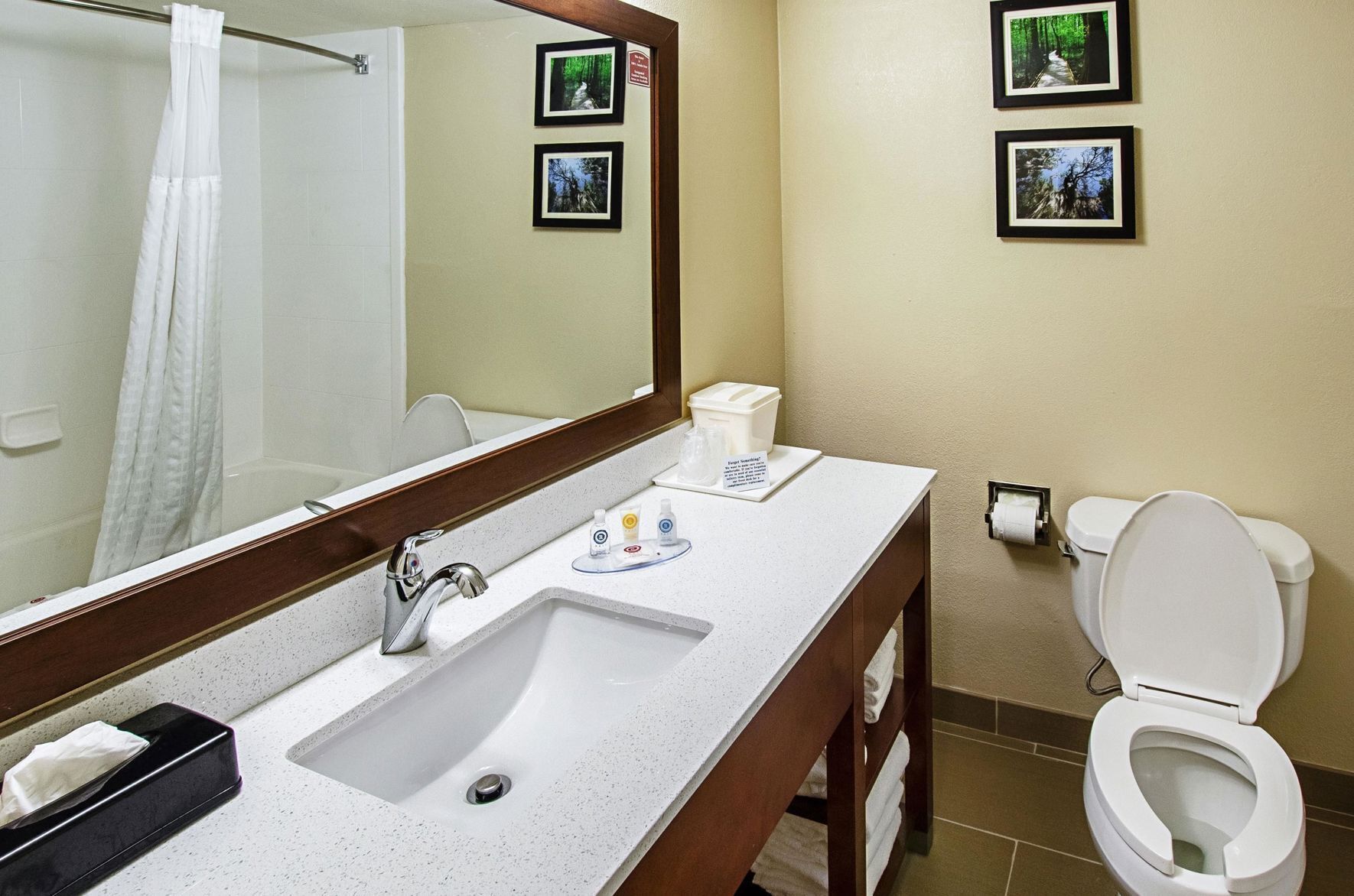 Bathroom | Combined shower/tub, hair dryer, towels
