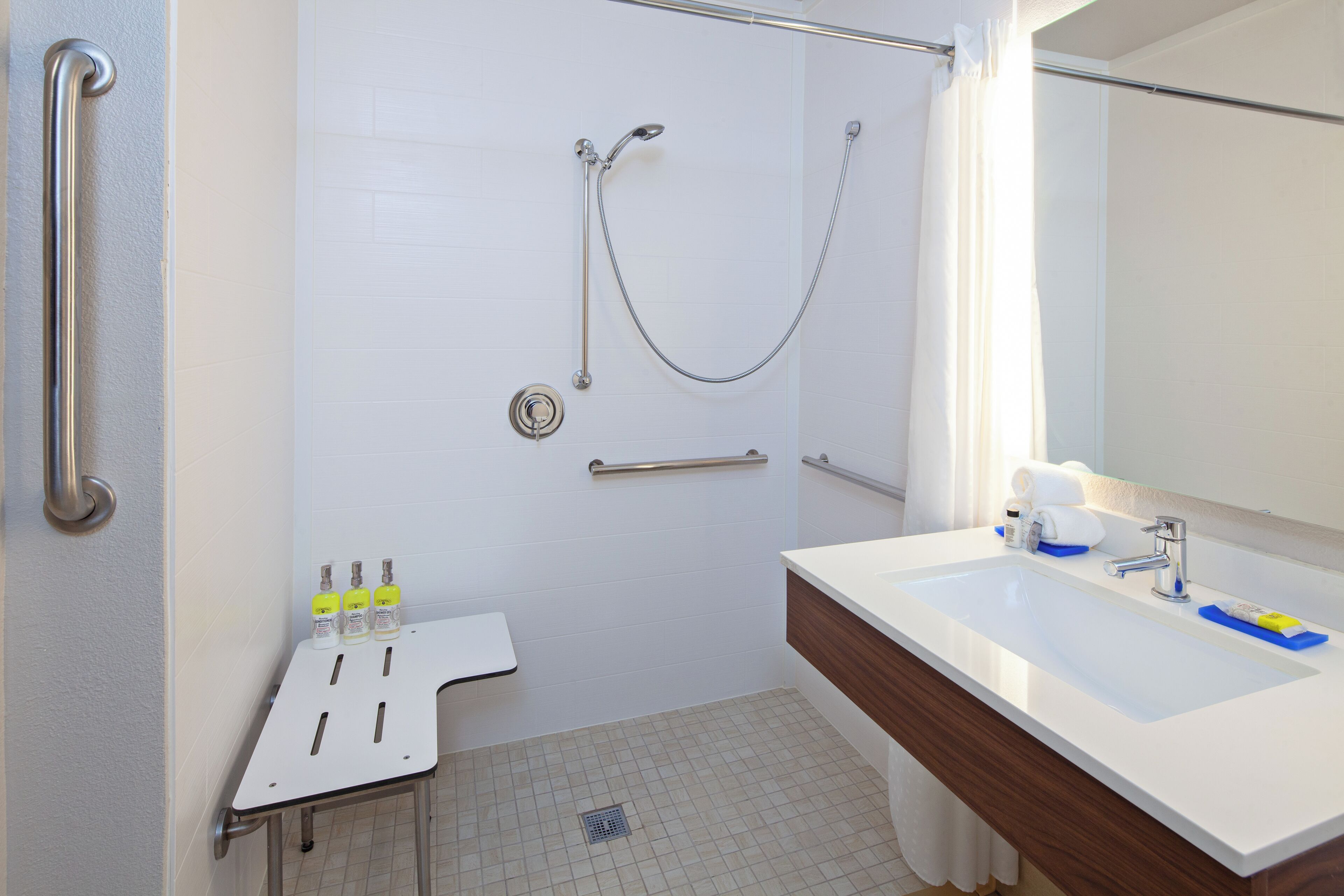 standard room, 1 king bed, mobility accessible (roll-in shower) | room amenity