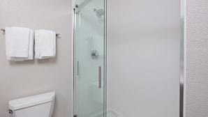 Bathroom - Holiday Inn Express & Suites Rancho Mirage - Palm Spgs Area by IHG (Rancho Mirage)