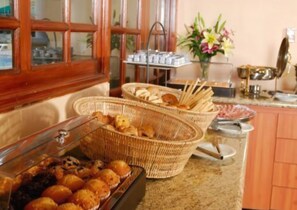 Free daily buffet breakfast 