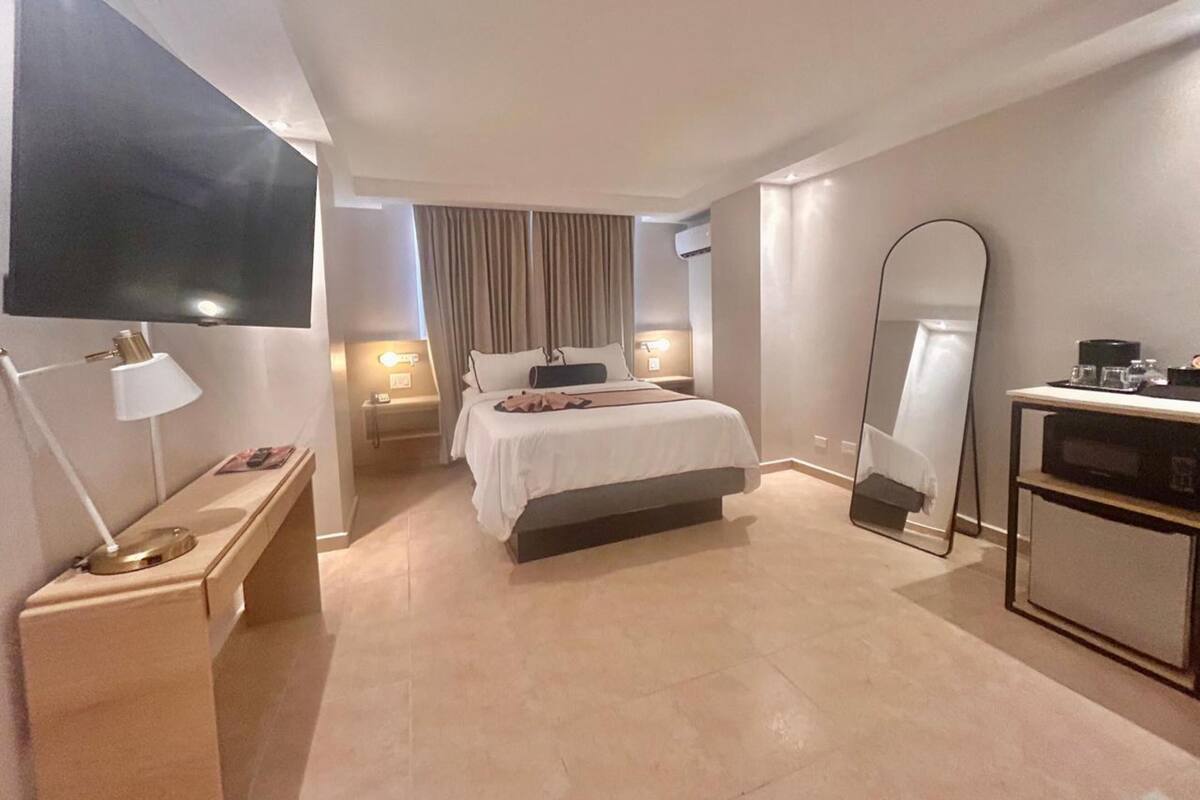 Standard Room, 1 King Bed, Accessible, Non Smoking | Premium bedding, down duvets, Select Comfort beds, in-room safe