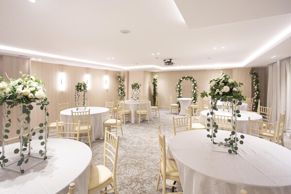 A banquet hall with round tables, white tablecloths, and floral centerpieces. - Best Western El Dorado Panama Hotel (Panama City)