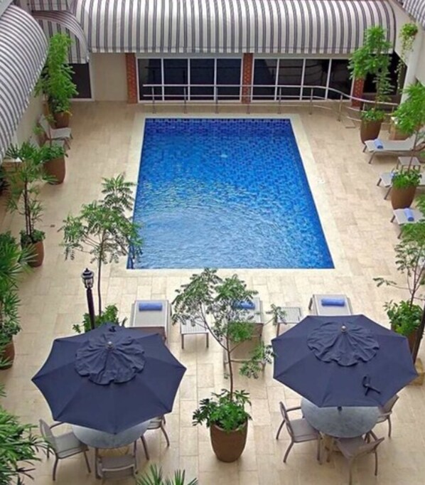 Outdoor pool, open 8:00 AM to 8:00 PM, pool umbrellas, sun loungers - Best Western El Dorado Panama Hotel (Panama City)