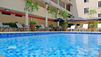 Piscine extérieure, parasols de plage, chaises longues