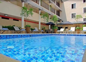 Piscine extérieure, parasols, chaises longues