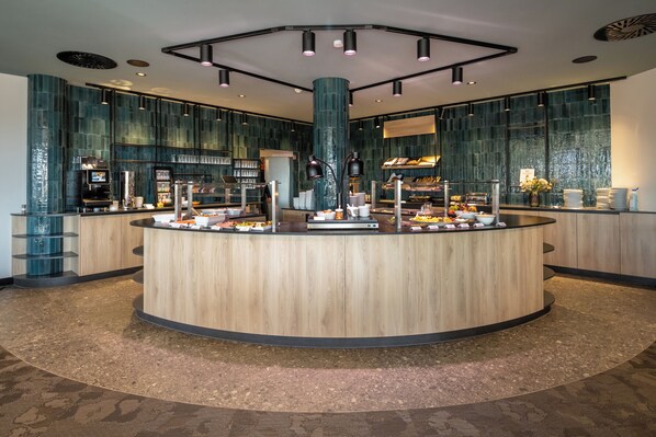 Café da manhã com buffet todos os dias (EUR 18 por pessoa) 