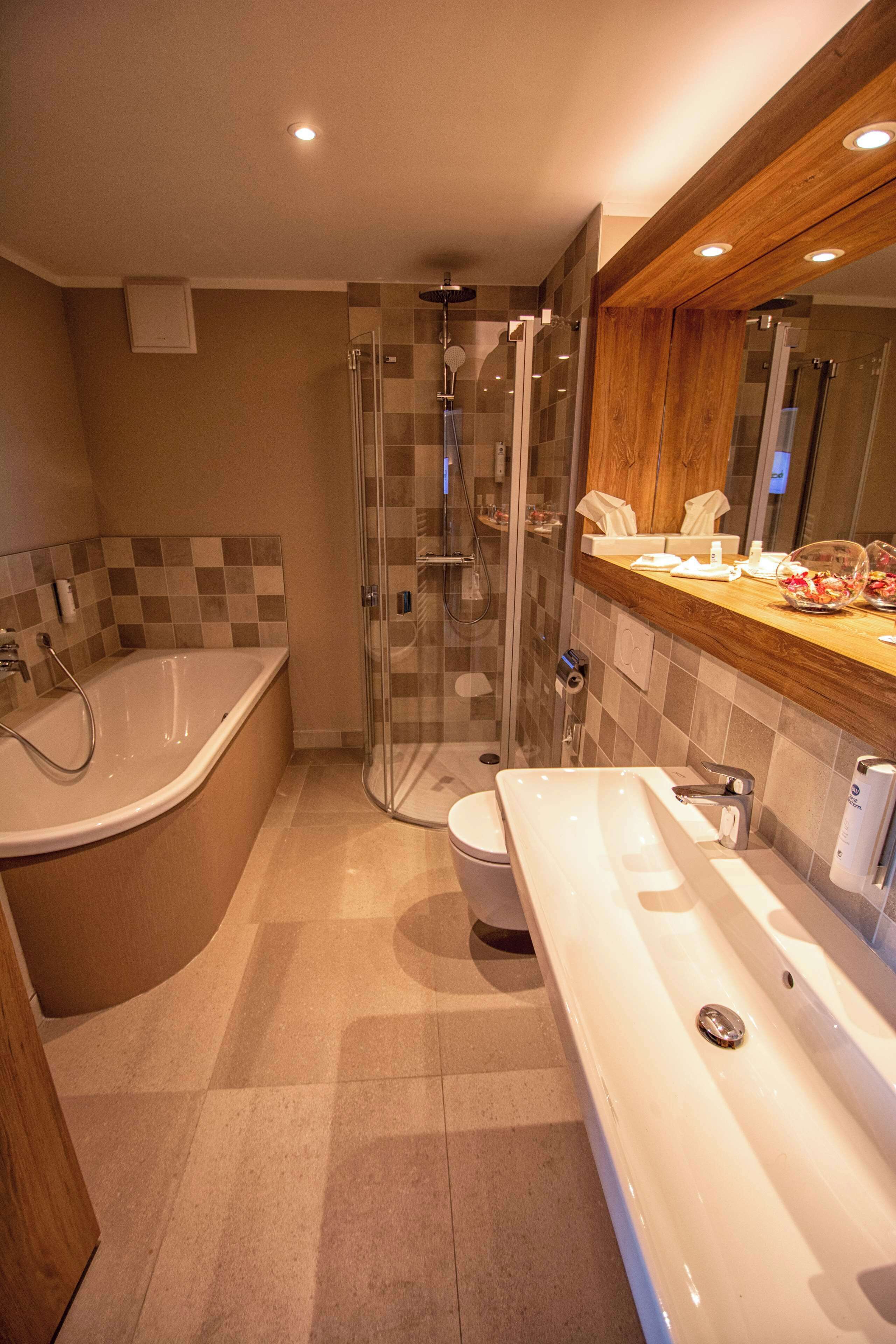 suite, 1 double bed, bathtub (separate living room) | bathroom | free toiletries, hair dryer, towels