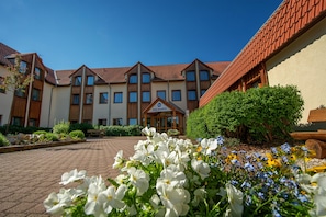 A hotel with a central entrance, multiple windows, and a brick pathway leading to the entrance. - Best Western Hotel Erfurt-Apfelstaedt (Nesse-Apfelstädt)