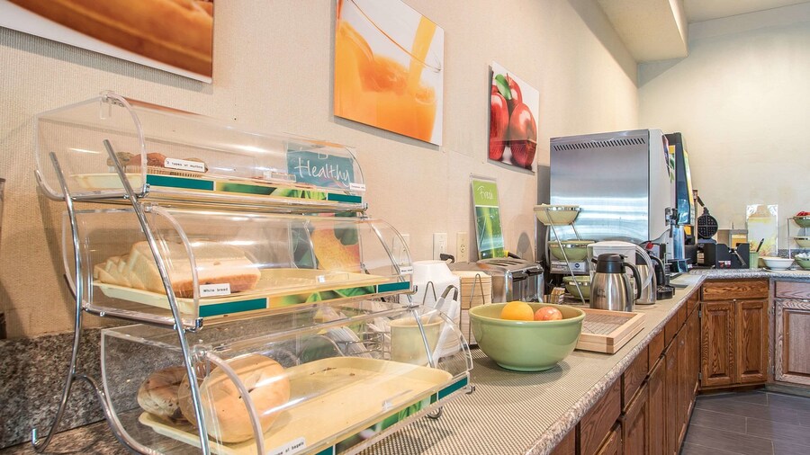 Quality Inn & Suites East Troy I-43