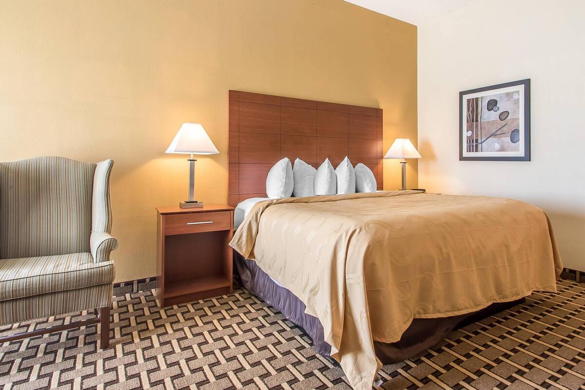 Suite, 1 King Bed with Sofa bed, Non Smoking, Jetted Tub